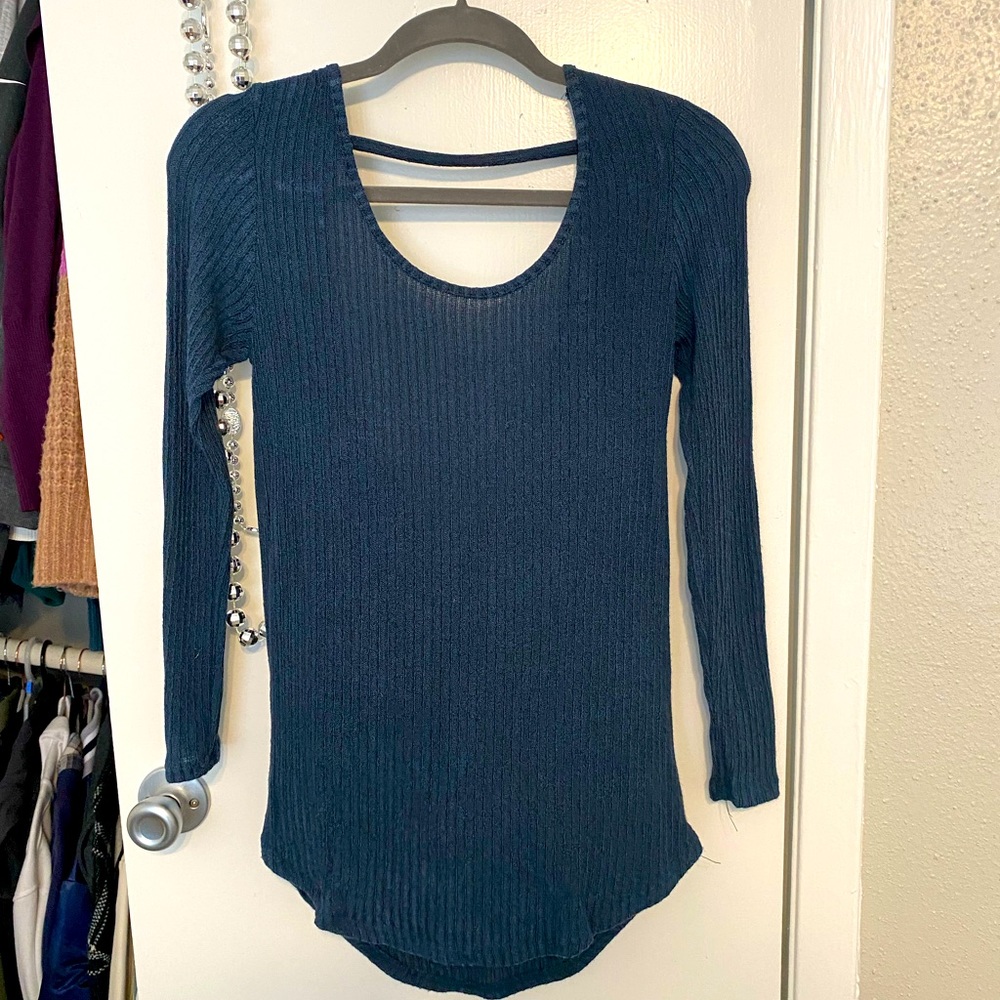 Long sleeved backless blouse